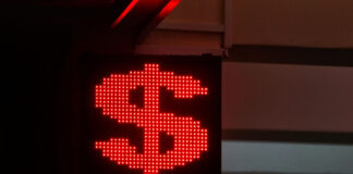 Курс доллара опустился ниже 55 рублей впервые с 4 июля