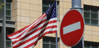 США ослабляют санкции из-за своих внутренних проблем, заявил эксперт