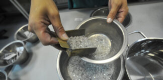 СМИ узнали, почему ЕС не включил импорт алмазов в антироссийские санкции