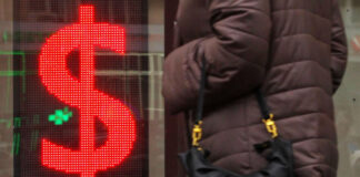 Курс доллара впервые с 25 апреля 2022 года поднялся выше 74 рублей