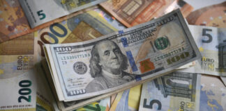 Крупнейшие российские банки резко подняли курс иностранных валют
