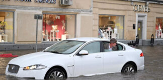 Москвичи столкнулись с сильнейшими ливнем и грозой