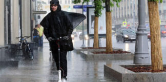 Власти Москвы советуют не использовать электросамокаты в дождь