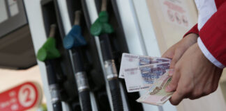 Новак поручил принять срочные меры по снижению цен на топливо на АЗС