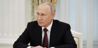 Санкции стимулируют развитие России, заявил Путин