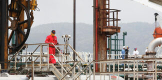 Россия и Венесуэла хотят восстановить суточный уровень добычи нефти