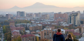 Экономист объяснил, почему одна из слабых валют не рухнула к доллару