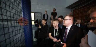 «Очевидное военно-прикладное значение» — Алексей Текслер посетил финал состязаний «Гонки дронов» в Челябинске