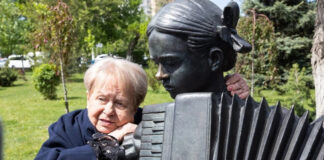 Для концерта в родном Волгограде Александра Пахмутова сшила новое платье