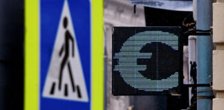 Курс евро поднялся выше 98 рублей