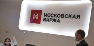 Курс юаня снизился после скачка на Московской бирже