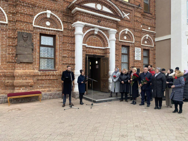 На здании театра в Бугульме установили мемориальную доску Алексею Баталову