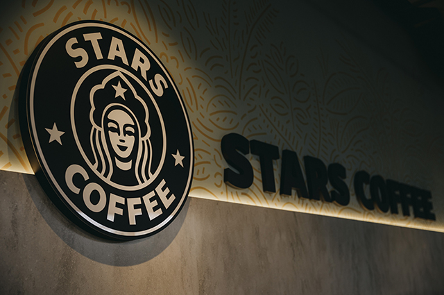 В Москве открылась первая кофейня сети Stars Coffee, которая заменила Starbucks. Открытие посетил совладелец сети Тимати